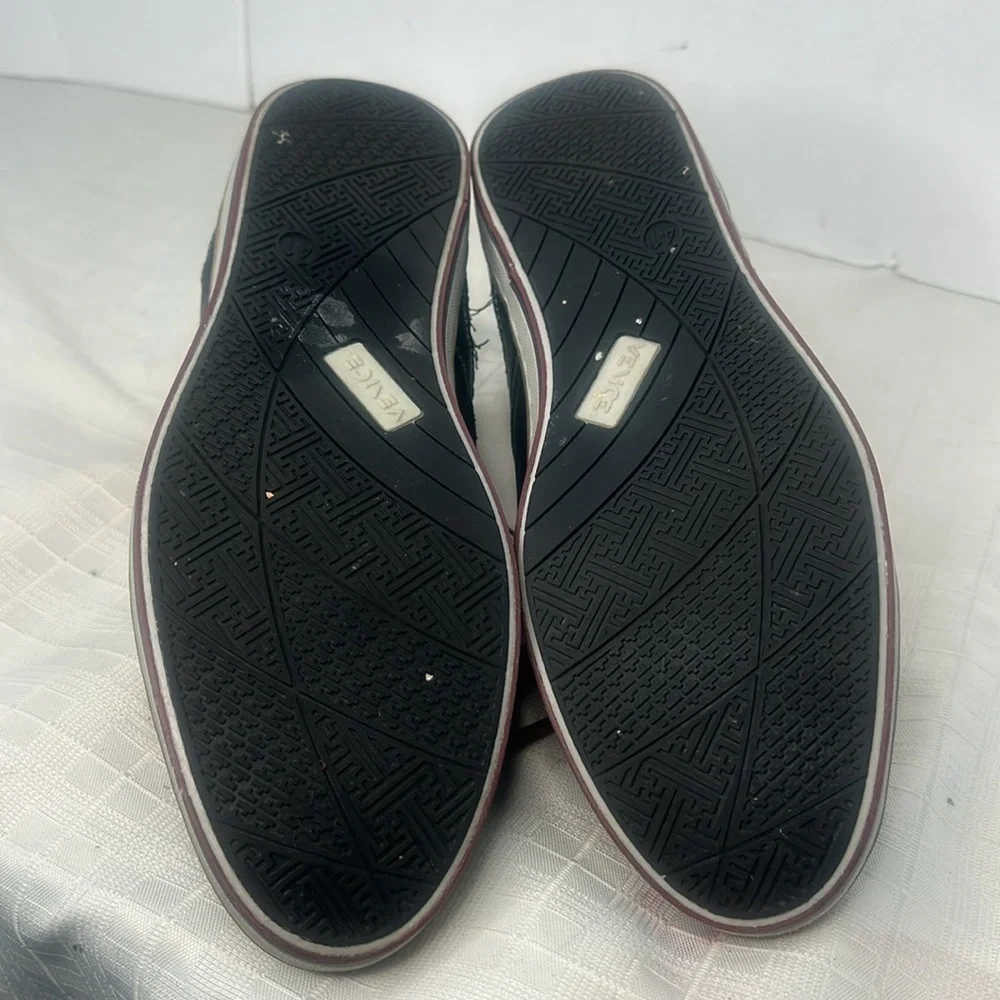 Vince Mens Chukka  boots in black and red